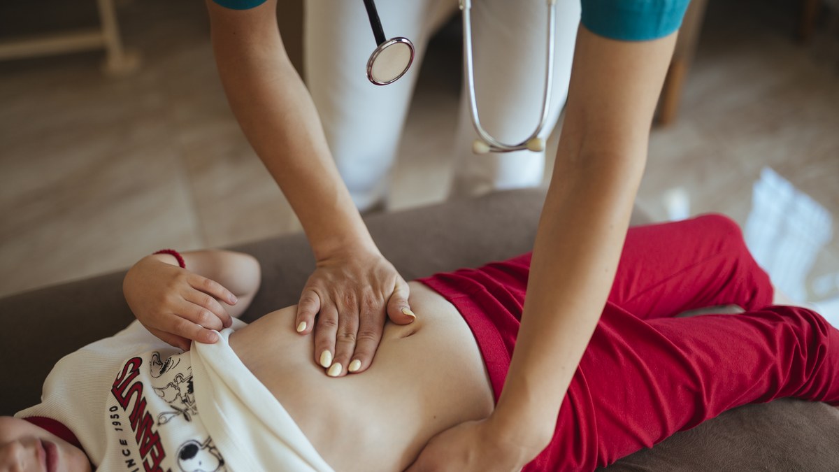 عيادات أطفال في مكة — فحص طبي للطفل في عيادة متخصصة