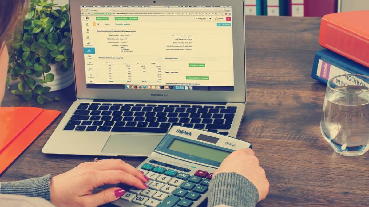 مكاتب محاسبة في مكة — مكتب محاسبة مع آلة حاسبة ومستندات مالية